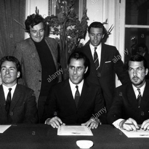 1967; Paris, au siège de la F.I.S.A., Dr. Andrew Ferguson, Jo Bonnier, Jean Pierre Beltoise et Jim Clark.